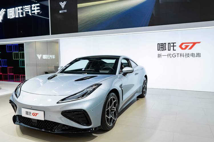 成都240哪吒汽车在智能汽车领域的表现，领途汽车在新能源汽车市场中的影响力